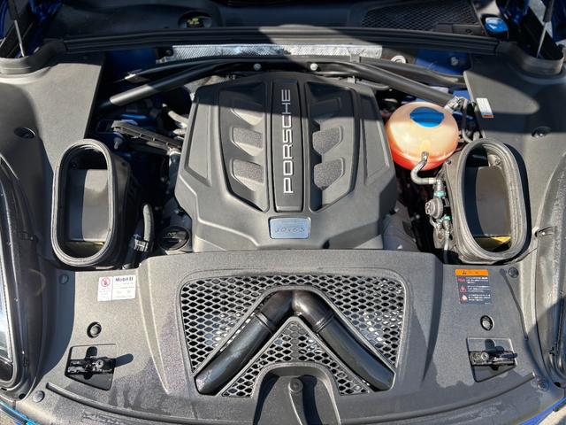 エンジンは３．０リッターＶ６ツインターボを搭載し、最高出力は約３６０馬力（２６５ｋＷ）、最大トルクは約５２０Ｎｍを発生。　高い加速性能を誇り、０−１００ｋｍ／ｈ加速は約４．８秒となっています。