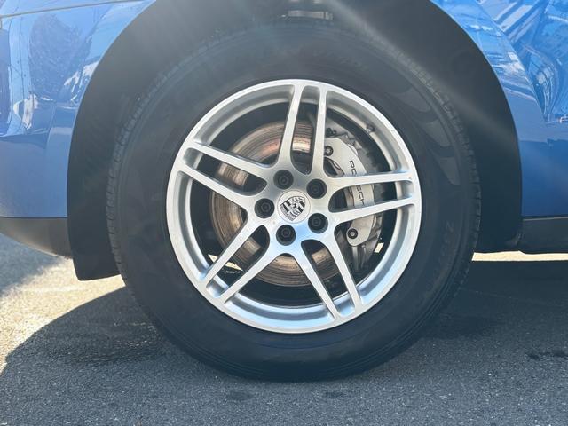 つっるつるでピカピカな純正ホイール！欧州車はどうしてもブレーキダストが飛びやすく、放置しすぎると固着してしまうことも…。当店では強力液剤と高圧スチームで足回りはすっきり爽快にお掃除しています♪