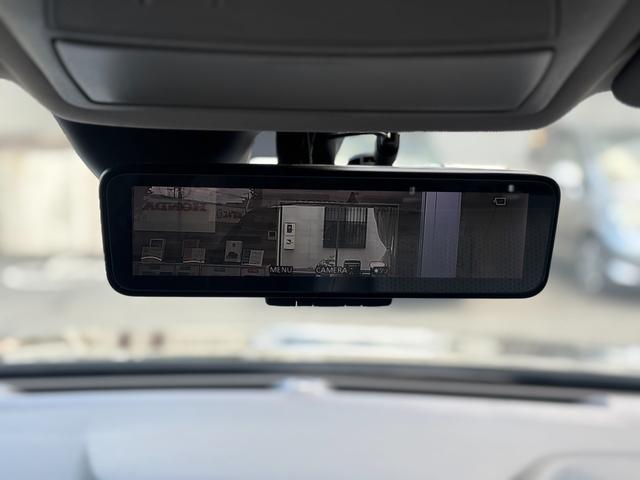 大人気のデジタルインナーミラー搭載！車両後部にカメラがついているので視認性ばっちりです♪さらにドライブレコーダーが一体型になっているおかげでフロントガラス付近がすっきり綺麗に収まります。