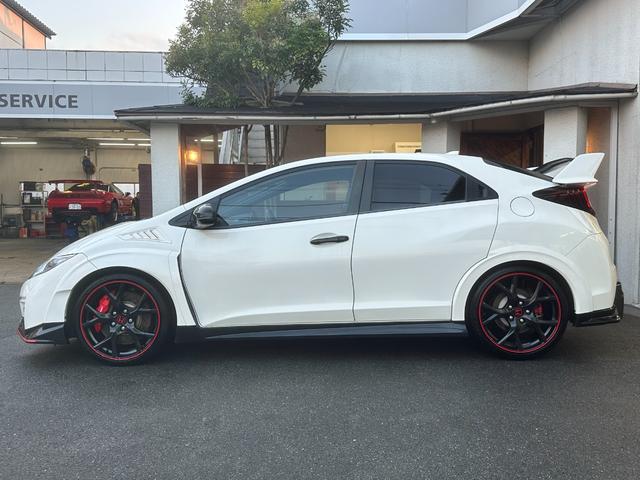 巨大なリアウィングとリアでヒューザーは伊達ではございません。サーキット走行まで見据えたダウンフォース重視設計で高速道路での走行でも安定した走りを実現してくれます。