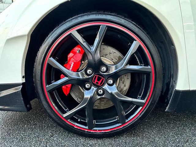 ホイールは軽量かつ高剛性なＢＢＳ製１９インチ鍛造ホイールを標準装備しています。高負荷なコーナリングでも安心で快適な剛性と軽さを両立しています。