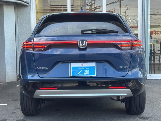 ヴェゼル ｅ：ＨＥＶ　Ｚ　Ｈセンシング　ＢＳＩ　アダプティブＤビーム　オートリトラミラー　ナビ装着用スペシャルＰＫＧ　ＡＣＣ　ＬＥＤヘッド　前席シートヒータ　電動テールゲート　本革巻ステアリング　純正１８インチＡＷ（24枚目）