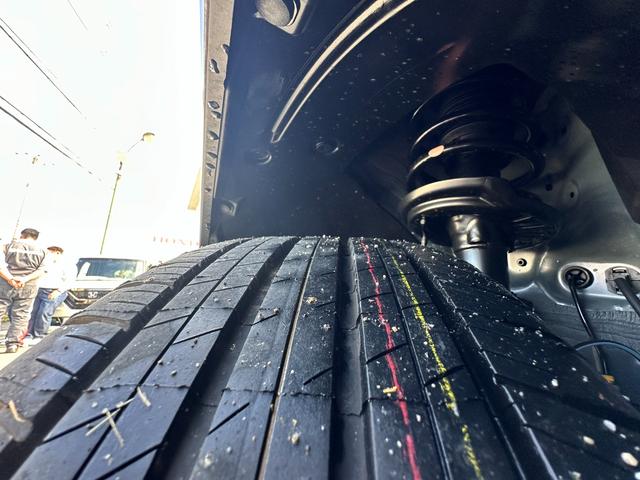 ヴェゼル ｅ：ＨＥＶ　Ｚ　Ｈセンシング　ＢＳＩ　アダプティブＤビーム　オートリトラミラー　ナビ装着用スペシャルＰＫＧ　ＡＣＣ　ＬＥＤヘッド　前席シートヒータ　電動テールゲート　本革巻ステアリング　純正１８インチＡＷ（30枚目）