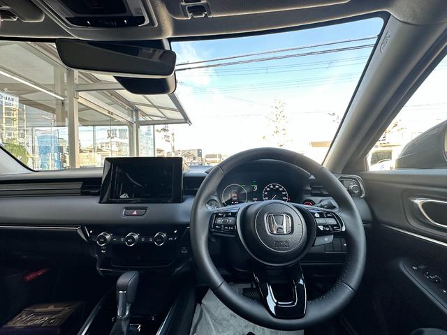 ヴェゼル ｅ：ＨＥＶ　Ｚ　Ｈセンシング　ＢＳＩ　アダプティブＤビーム　オートリトラミラー　ナビ装着用スペシャルＰＫＧ　ＡＣＣ　ＬＥＤヘッド　前席シートヒータ　電動テールゲート　本革巻ステアリング　純正１８インチＡＷ（32枚目）