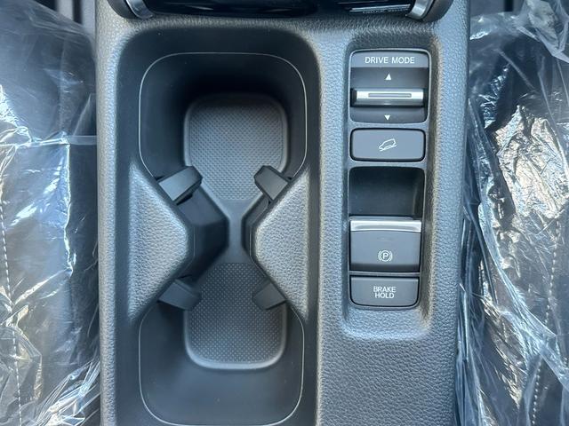 ヴェゼル ｅ：ＨＥＶ　Ｚ　Ｈセンシング　ＢＳＩ　アダプティブＤビーム　オートリトラミラー　ナビ装着用スペシャルＰＫＧ　ＡＣＣ　ＬＥＤヘッド　前席シートヒータ　電動テールゲート　本革巻ステアリング　純正１８インチＡＷ（40枚目）