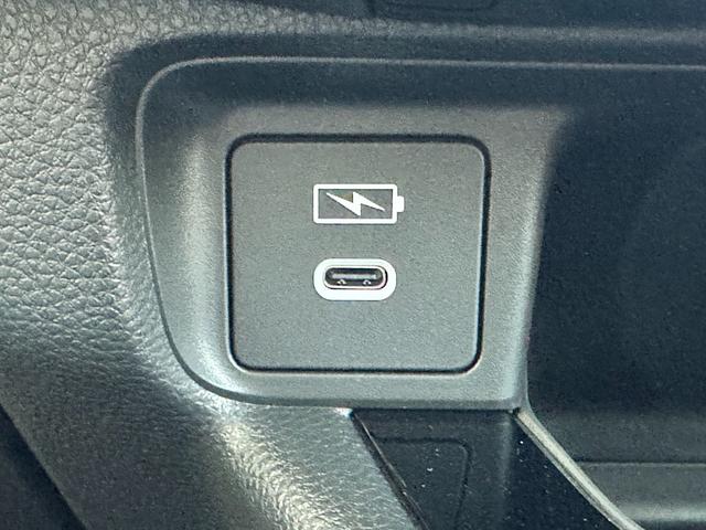 ヴェゼル ｅ：ＨＥＶ　Ｚ　Ｈセンシング　ＢＳＩ　アダプティブＤビーム　オートリトラミラー　ナビ装着用スペシャルＰＫＧ　ＡＣＣ　ＬＥＤヘッド　前席シートヒータ　電動テールゲート　本革巻ステアリング　純正１８インチＡＷ（42枚目）