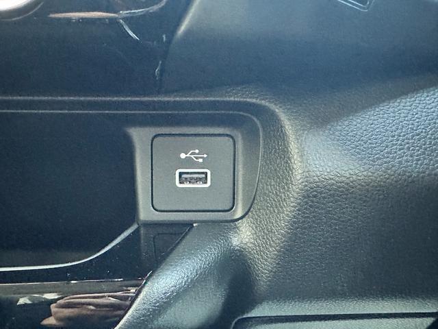 ヴェゼル ｅ：ＨＥＶ　Ｚ　Ｈセンシング　ＢＳＩ　アダプティブＤビーム　オートリトラミラー　ナビ装着用スペシャルＰＫＧ　ＡＣＣ　ＬＥＤヘッド　前席シートヒータ　電動テールゲート　本革巻ステアリング　純正１８インチＡＷ（43枚目）