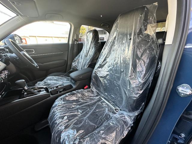 ヴェゼル ｅ：ＨＥＶ　Ｚ　Ｈセンシング　ＢＳＩ　アダプティブＤビーム　オートリトラミラー　ナビ装着用スペシャルＰＫＧ　ＡＣＣ　ＬＥＤヘッド　前席シートヒータ　電動テールゲート　本革巻ステアリング　純正１８インチＡＷ（51枚目）