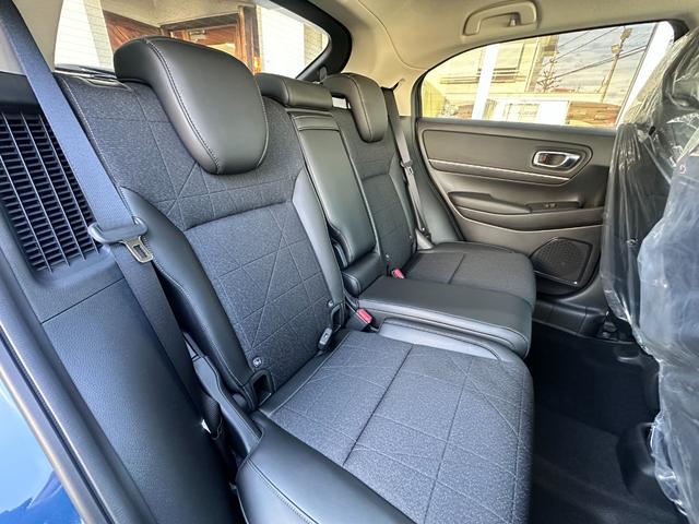 ヴェゼル ｅ：ＨＥＶ　Ｚ　Ｈセンシング　ＢＳＩ　アダプティブＤビーム　オートリトラミラー　ナビ装着用スペシャルＰＫＧ　ＡＣＣ　ＬＥＤヘッド　前席シートヒータ　電動テールゲート　本革巻ステアリング　純正１８インチＡＷ（54枚目）