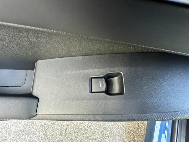 ヴェゼル ｅ：ＨＥＶ　Ｚ　Ｈセンシング　ＢＳＩ　アダプティブＤビーム　オートリトラミラー　ナビ装着用スペシャルＰＫＧ　ＡＣＣ　ＬＥＤヘッド　前席シートヒータ　電動テールゲート　本革巻ステアリング　純正１８インチＡＷ（56枚目）