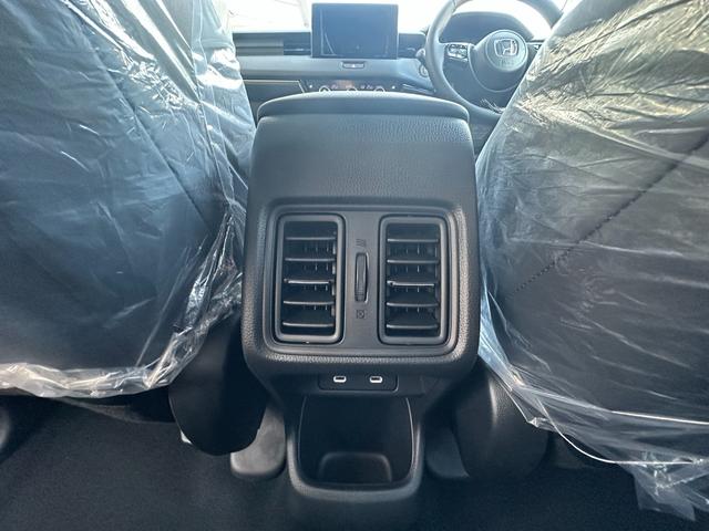 ヴェゼル ｅ：ＨＥＶ　Ｚ　Ｈセンシング　ＢＳＩ　アダプティブＤビーム　オートリトラミラー　ナビ装着用スペシャルＰＫＧ　ＡＣＣ　ＬＥＤヘッド　前席シートヒータ　電動テールゲート　本革巻ステアリング　純正１８インチＡＷ（57枚目）