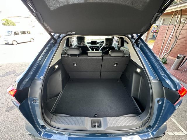 ヴェゼル ｅ：ＨＥＶ　Ｚ　Ｈセンシング　ＢＳＩ　アダプティブＤビーム　オートリトラミラー　ナビ装着用スペシャルＰＫＧ　ＡＣＣ　ＬＥＤヘッド　前席シートヒータ　電動テールゲート　本革巻ステアリング　純正１８インチＡＷ（60枚目）