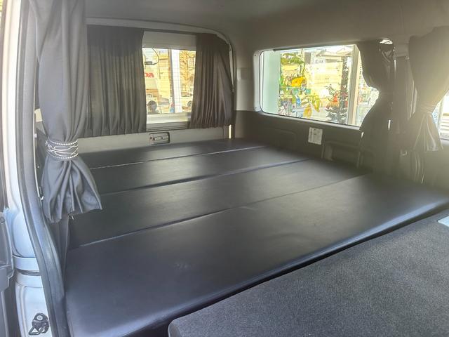 ハイエースバン ロングスーパーGLプライムセレ 助手席エアバック ストラーダナビ フルセグTV Bカメラ ETC Bluetooth CD DVD HID キーレス 障害物センサー フルフラットシート カーテン 両側スライドドア(61枚目)