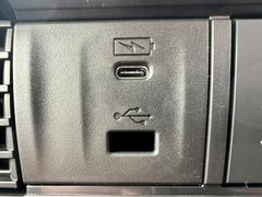 運転席と助手席の間には、ＵＳＢで充電できるアダプタが付いています。線を繋ぐだけですぐ充電可能です。充電切れを気にすることなく快適にお過ごしいただけます♪ 5