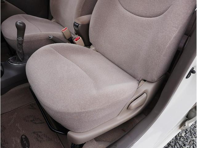 プラッツ １．５Ｘ　５ＭＴ　後期モデル　ノーマルベース　修復歴無　社外１５ＡＷ　ダンロップ製エナセーブ８分山１８５／５５Ｒ１５　リア３面スモークフィルム施工　センターアームレスト　発光電動コーナーポール　キーレス２本（42枚目）