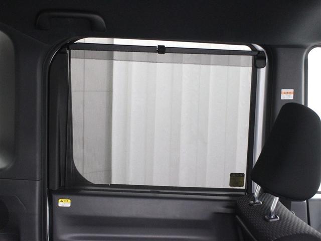 スライドドアに収納式のサンシェードを装備しています。