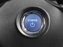 スマートキーを携帯していれば、ブレーキを踏みながらパワースイッチを押すだけで、ハイブリッドシステムが始動します。