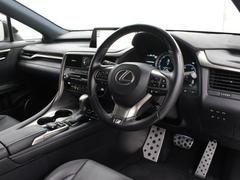 「Ｆ　ＳＰＯＲＴ」専用スポーツシートやディンプル本革ステアリング、アルミ製スポーツペダルを装備するスポーティなインテリアデザインが採用されています。 5