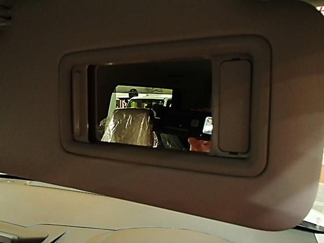 女性にうれしいバニティミラー付き♪