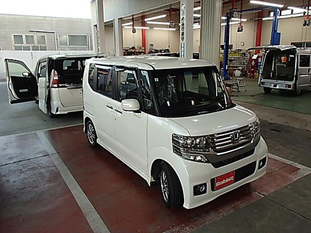 Ｎ－ＢＯＸカスタム Ｇ・Ｌパッケージ　ＥＴＣ　バックカメラ　両側スライド・片側電動　ＴＶ　オートライト　ＨＩＤ　スマートキー　アイドリングストップ　ベンチシート　ＣＶＴ　盗難防止システム　ＡＢＳ　ＥＳＣ　ＣＤ　ＤＶＤ再生（4枚目）