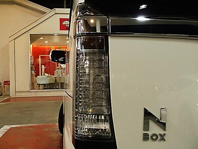 Ｎ－ＢＯＸカスタム Ｇ　ＳＳパッケージ　ＥＴＣ　バックカメラ　両側スライドドア　ＴＶ　衝突被害軽減システム　オートライト　ＨＩＤ　スマートキー　アイドリングストップ　電動格納ミラー　ベンチシート　ＣＶＴ　盗難防止システム　ＡＢＳ　ＥＳＣ（8枚目）