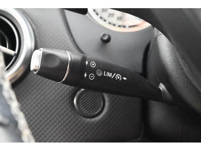 �y�N���[�Y�R���g���[���z�������H���ŃA�N�Z���𓥂܂��Ɏԑ���ԊԂ����ɕۂ��đ��邱�Ƃ��\�ł��B�{�^����ő��x������\�B�������^�]�ɂ͕K�{�̑����ł��I