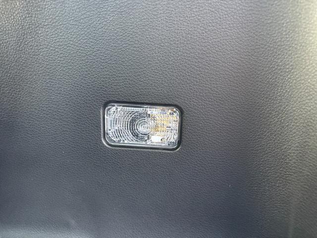 フットワークの軽い、運転ラクラクの足回り。タイヤの溝も、まだまだ!くわしくはスタッフへ。