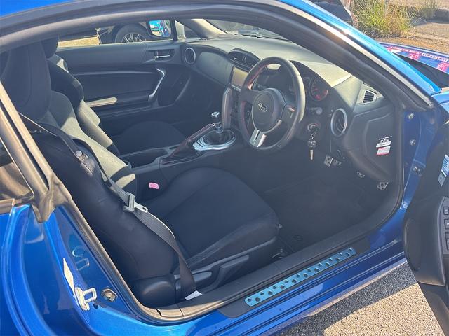 ＢＲＺ Ｒ　５Ｆミッション　エアロパッケージ　１７インチパフォーマンスパッケージ　スポーツインテリアパッケージ　フルセグナビ　ＨＩＤヘッドライト　ＥＴＣ　ワンオーナー（10枚目）