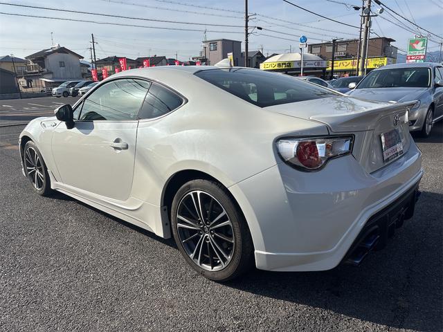 ８６ ＧＴ　６Ｆミッション　フロントサイドＴＲＤエアロ　リアＴｏｍ’ｓエアロ　Ｔｏｍ’ｓマフラー　ナビ　ＴＶ　クイックシフト　ＥＴＣ（10枚目）