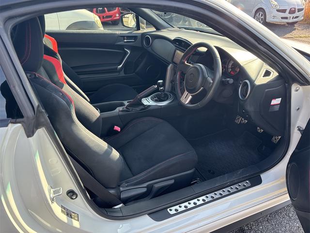 ８６ ＧＴ　６Ｆミッション　フロントサイドＴＲＤエアロ　リアＴｏｍ’ｓエアロ　Ｔｏｍ’ｓマフラー　ナビ　ＴＶ　クイックシフト　ＥＴＣ（11枚目）