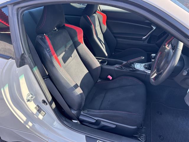 ８６ ＧＴ　６Ｆミッション　フロントサイドＴＲＤエアロ　リアＴｏｍ’ｓエアロ　Ｔｏｍ’ｓマフラー　ナビ　ＴＶ　クイックシフト　ＥＴＣ（12枚目）