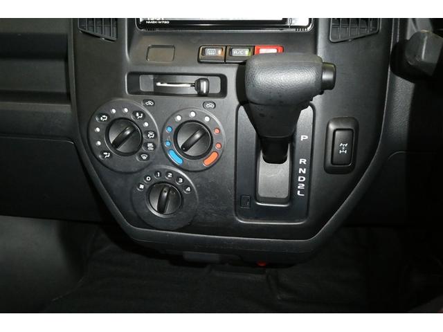 タウンエースバン ＧＬ　盗難防止装置　エアバッグ　ＤＶＤ再生　切替４ＷＤ　メモリーナビ　パワーステアリング　フルセグ　ミュージックプレイヤー接続可　助手席エアバック　横滑り防止機能　ＡＢＳ　マニュアルエアコン　ワイヤレスキー（28枚目）