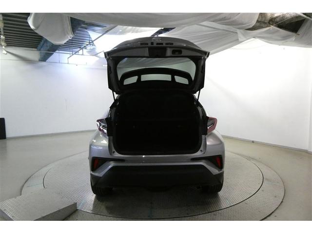 バックドアを上げた状態です。シートを倒せば荷室のスペースが広くなります！用途に合わせて快適な室内を！