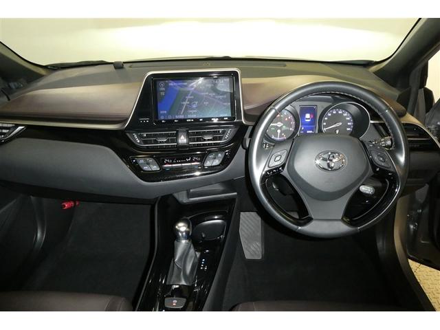 運転席周りのレイアウトをご覧ください。ナビゲーションが綺麗に装着されすっきり収まってますね！