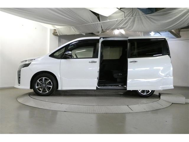 ヴォクシー ZS 煌 地上デジタル TSS 両側パワードア アイドリングストップ車 パワーウィンド 横滑防止 DVD可 フルフラットシート 盗難防止装置 スマートエントリー Bカメラ LEDヘッドライト メモリーナビ AW(5枚目)