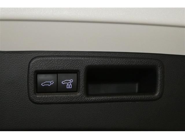 パワーバックドアは荷物の出し入れがしやすい優れもの！スイッチひとつで重たいバックドアが締まります！日用品の大量買い出しにも大活躍！