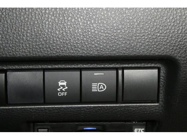 【オートマチックハイビーム】カメラセンサーにより前方車両のランプや街路灯などの明るさを判定、自動的にハイビームとロービームを切替します。