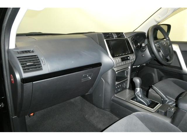 すっきりとしたデザインの内装は、さすがトヨタ車の上品さを感じます。