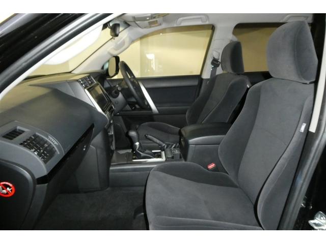 高いホールド性で運転姿勢が安定します。長距離ドライブでも疲れにくいのが魅力です。快適なドライビングライフをお送りください♪