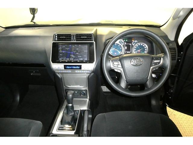 運転席周りのレイアウトをご覧ください。ナビゲーションが綺麗に装着されすっきり収まってますね！