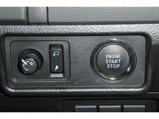 スマートキーを携帯していればキーを取り出さずにドアを施錠＆解錠。クルマの始動も可能です。