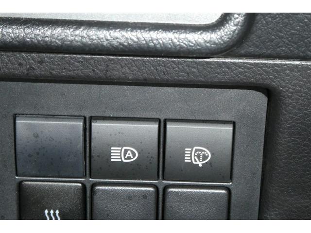 オートマチックハイビームとは、先行車や対向車のライトを認識し、ハイビームとロービームを自動で切り替える機能です。夜道の視界を確保します。詳細は販売店スタッフまでおたずねください。