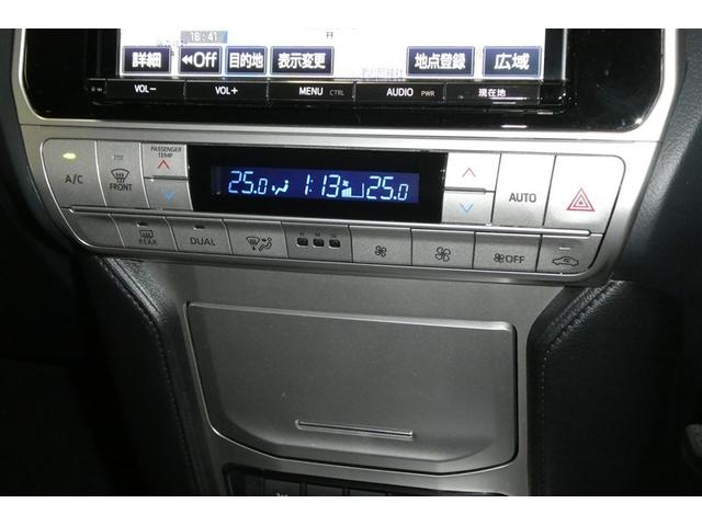 左右独立温度コントロールフルオートエアコンです。運転席、助手席それぞれで独立して温度設定ができます。冷え性の方が乗っても安心ですね♪