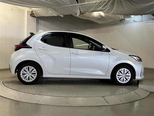 ヤリス ハイブリッドＺ　スマートキー＆プッシュスタート　パワーウィンドウ　フルセグＴＶ　サイドエアバッグ　ナビ＆ＴＶ　ＬＥＤライト　ドラレコ付　パワーステアリング　ＥＴＣ装備　横滑防止装置　メディアプレイヤー接続　クルコン（5枚目）