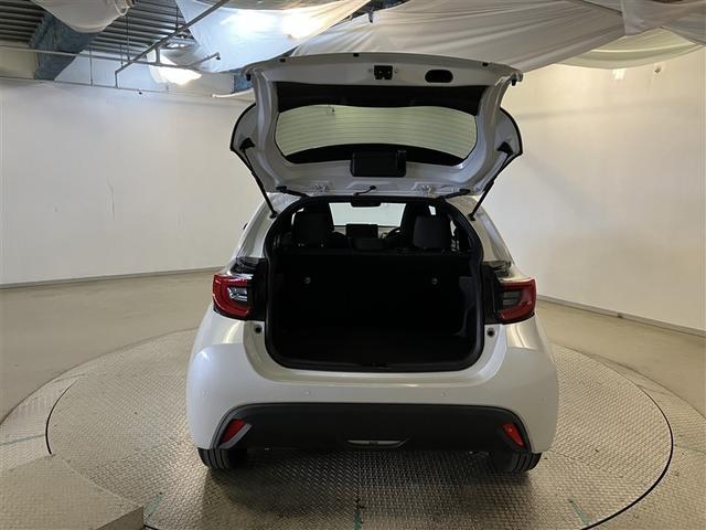 ヤリス ハイブリッドＺ　スマートキー＆プッシュスタート　パワーウィンドウ　フルセグＴＶ　サイドエアバッグ　ナビ＆ＴＶ　ＬＥＤライト　ドラレコ付　パワーステアリング　ＥＴＣ装備　横滑防止装置　メディアプレイヤー接続　クルコン（9枚目）