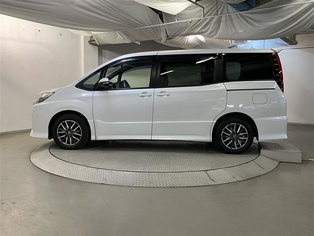 ノア Ｓｉ　横滑防止装置　地上デジタル　ＬＥＤライト　リアオートエアコン　パワーウィンドウ　ＤＶＤ再生可能　パワーステアリング　ＡＡＣ　ＥＴＣ付き　ＡＢＳ　アルミ　三列シート　デュアルエアバッグ　ウォークスルー（4枚目）