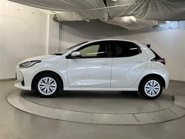 ヤリス Ｚ　ナビＴＶ　パワステ　メディアプレイヤー接続　ＥＳＣ　ＬＥＤライト　地デジテレビ　サイドエアバック　クルーズＣ　リモコンキー　オ－トエアコン　イモビ　ＡＢＳ　エアバッグ　パワーウィンドウ　ＥＴＣ（2枚目）