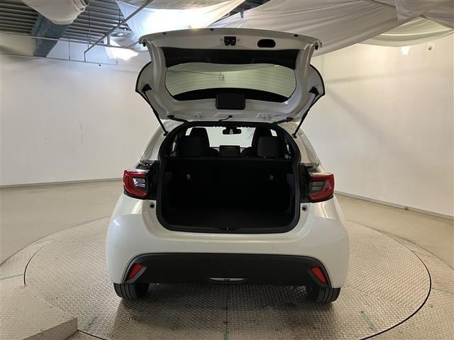 ヤリス Ｚ　ナビＴＶ　パワステ　メディアプレイヤー接続　ＥＳＣ　ＬＥＤライト　地デジテレビ　サイドエアバック　クルーズＣ　リモコンキー　オ－トエアコン　イモビ　ＡＢＳ　エアバッグ　パワーウィンドウ　ＥＴＣ（8枚目）