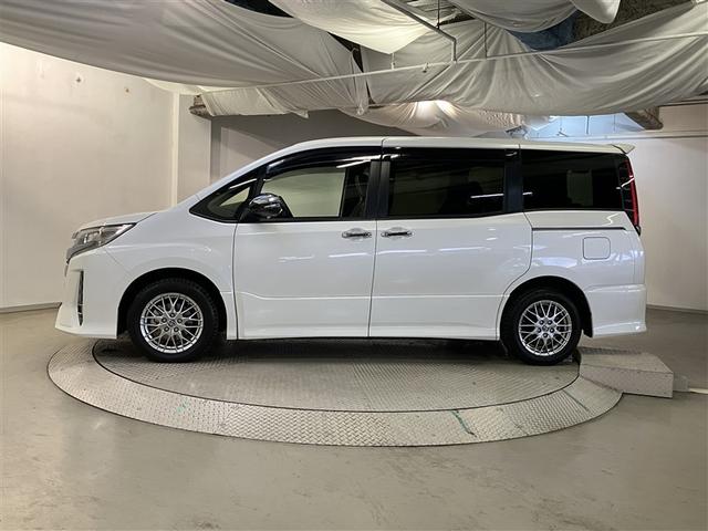 ノア ハイブリッドＳｉ　ダブルバイビーＩＩＩ　リアクーラー　ＥＴＣ車載器　ＬＥＤランプ　Ｂカメラ　ナビＴＶ　フルセグテレビ　オートクルーズコントロール　ＤＶＤ　横滑り防止装置　イモビライザー　キーレス　アルミホイール　エアバッグ　ＡＣ　３列シート（4枚目）