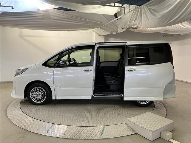 ノア ハイブリッドＳｉ　ダブルバイビーＩＩＩ　リアクーラー　ＥＴＣ車載器　ＬＥＤランプ　Ｂカメラ　ナビＴＶ　フルセグテレビ　オートクルーズコントロール　ＤＶＤ　横滑り防止装置　イモビライザー　キーレス　アルミホイール　エアバッグ　ＡＣ　３列シート（5枚目）